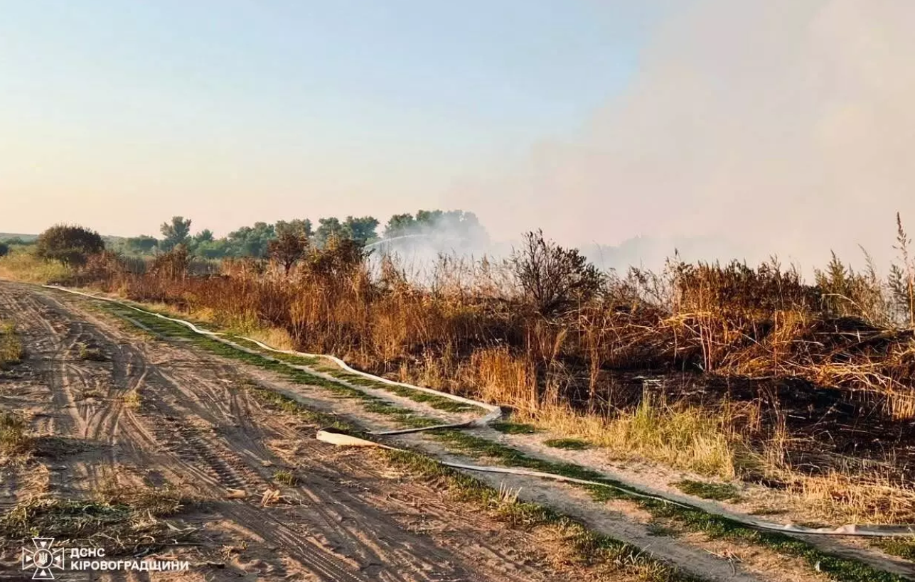 Під Кропивницьким четверту добу не вщухає пожежа: населення попередили про небезпеку